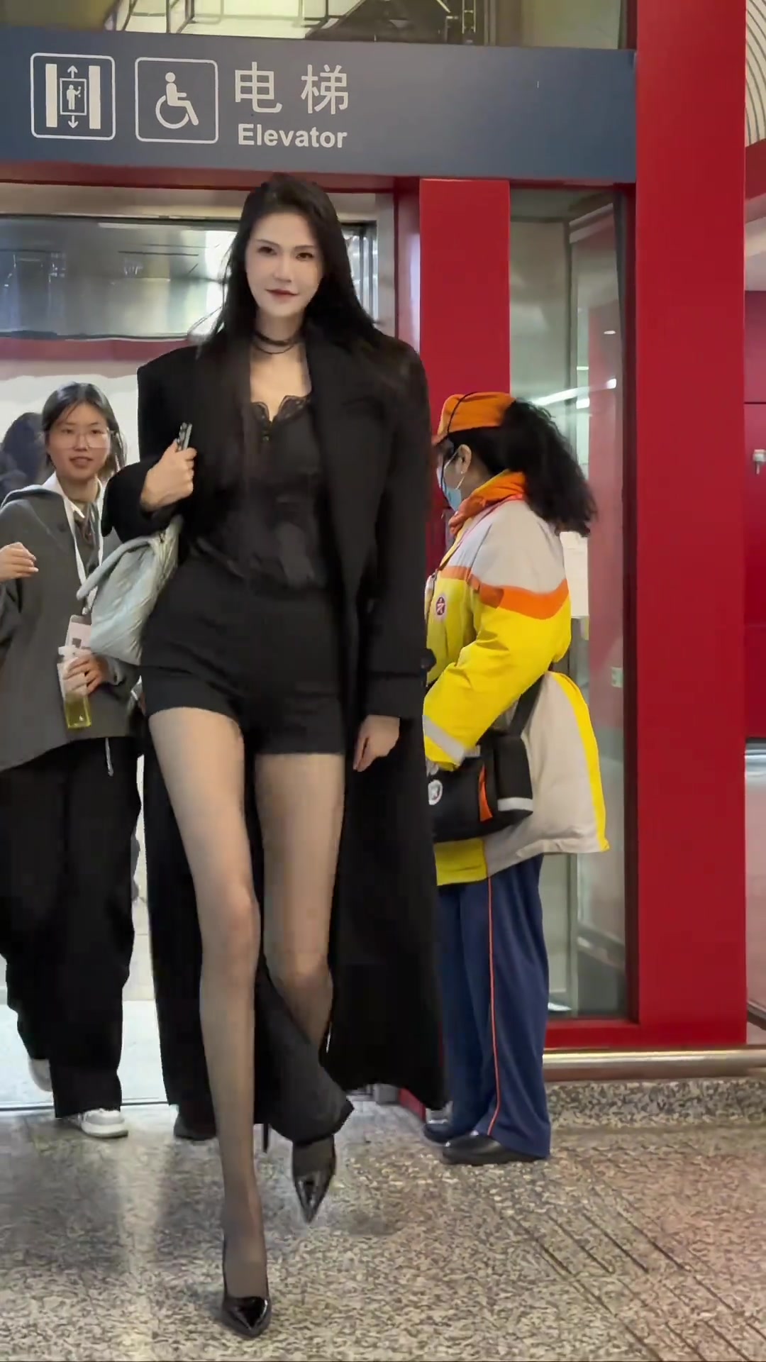 这双黑丝大长腿许诺这身装扮走在路上回头率应该很高吧
