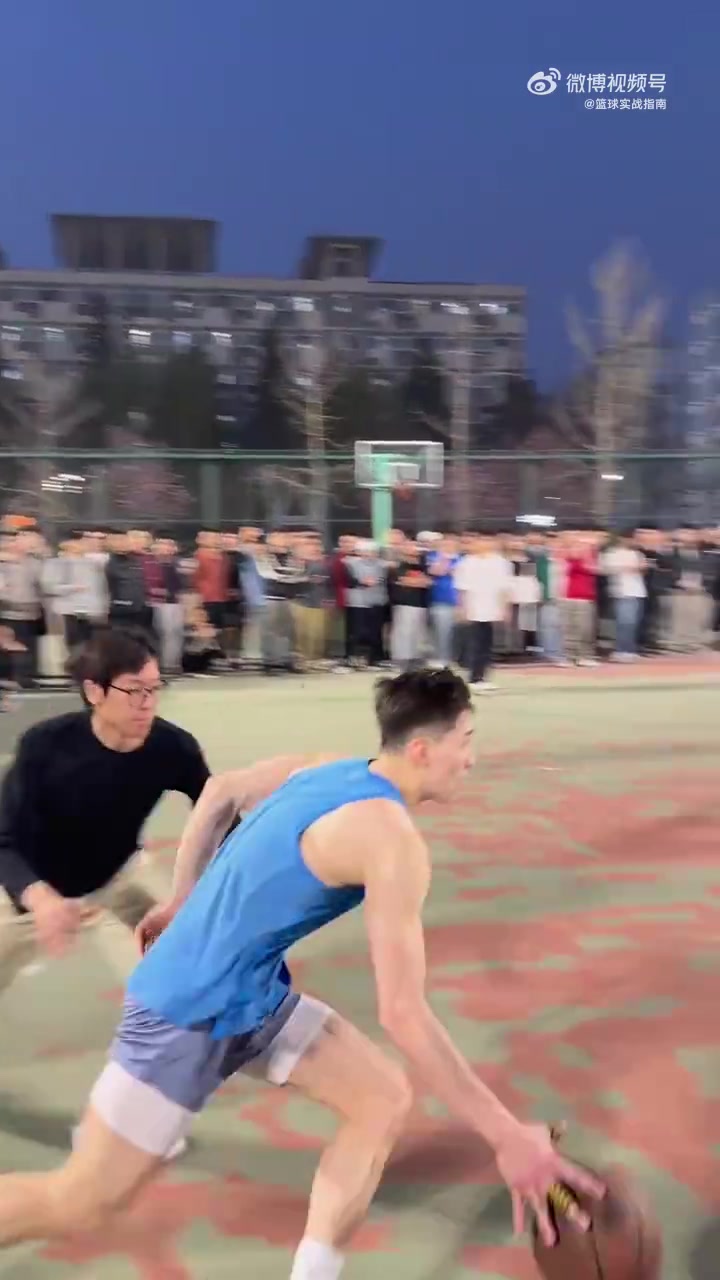 卧槽小伙这记扣篮炸裂啊要是放NBA那就是妥妥的十佳球啊